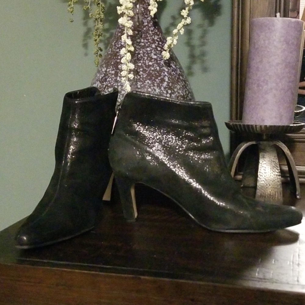 Black leather heeled bootie